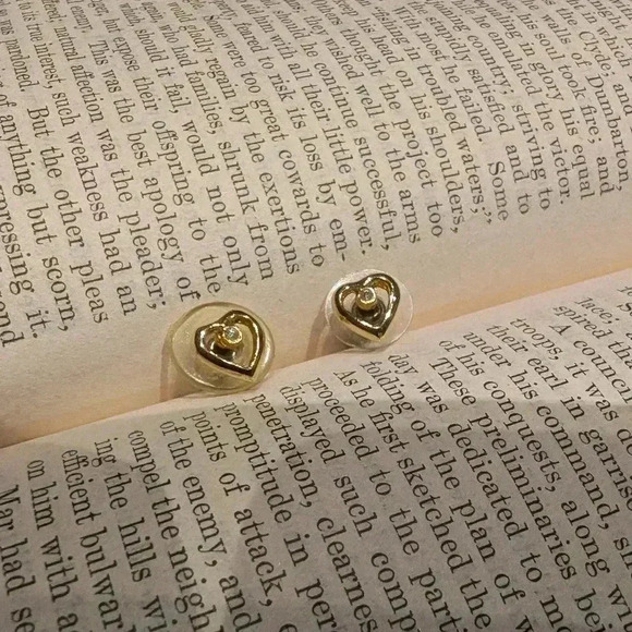 Vintage heart shaped stud  earrings - Picture 3 of 6